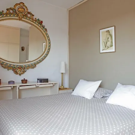 Friendly Gaudi Attic Apartment